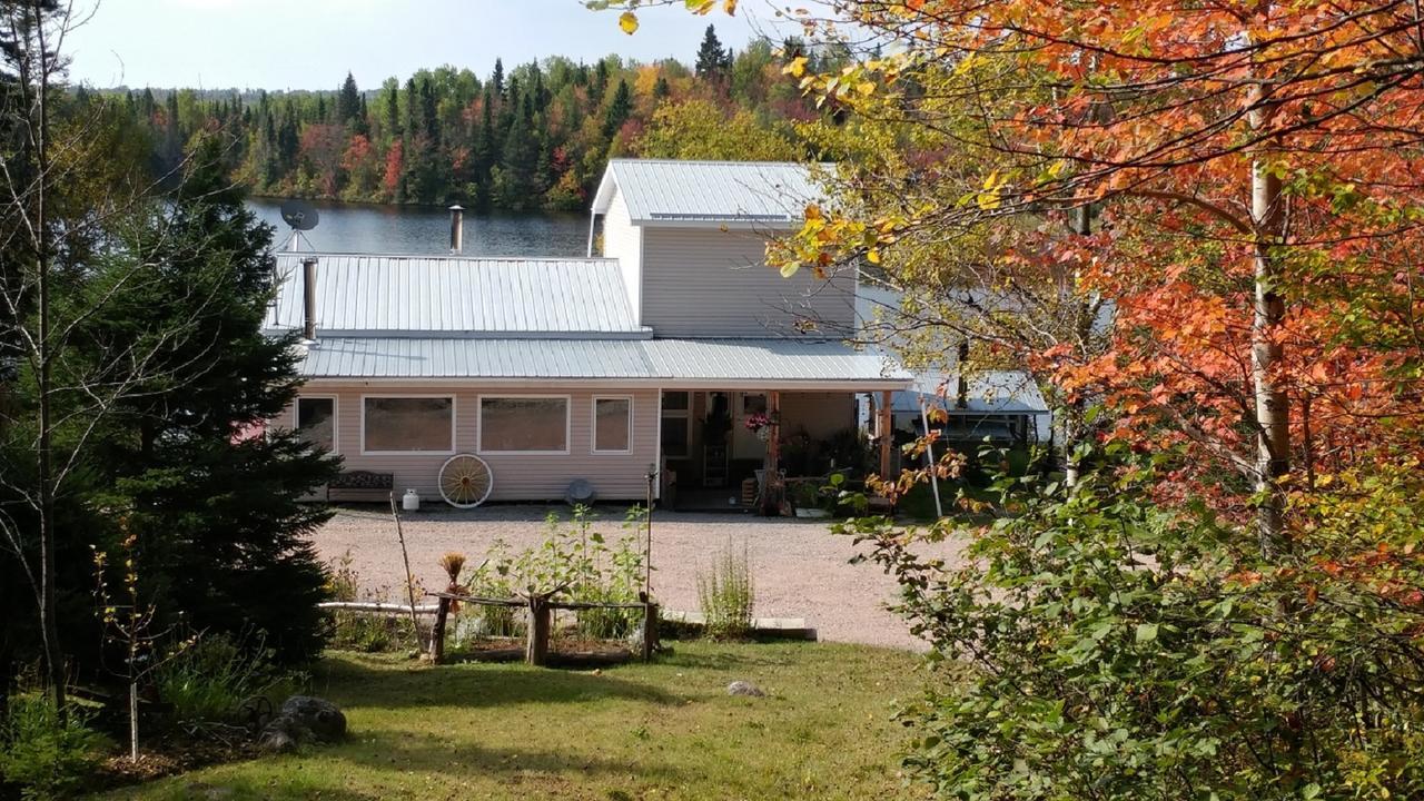 Saint-Félix-d'Otis Hebergement Cerfs-Tifie Fermette المظهر الخارجي الصورة
